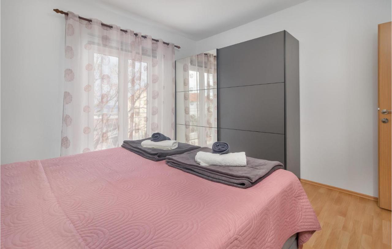 2 Bedroom Stunning Apartment In Novi Vinodolski Bagian luar foto