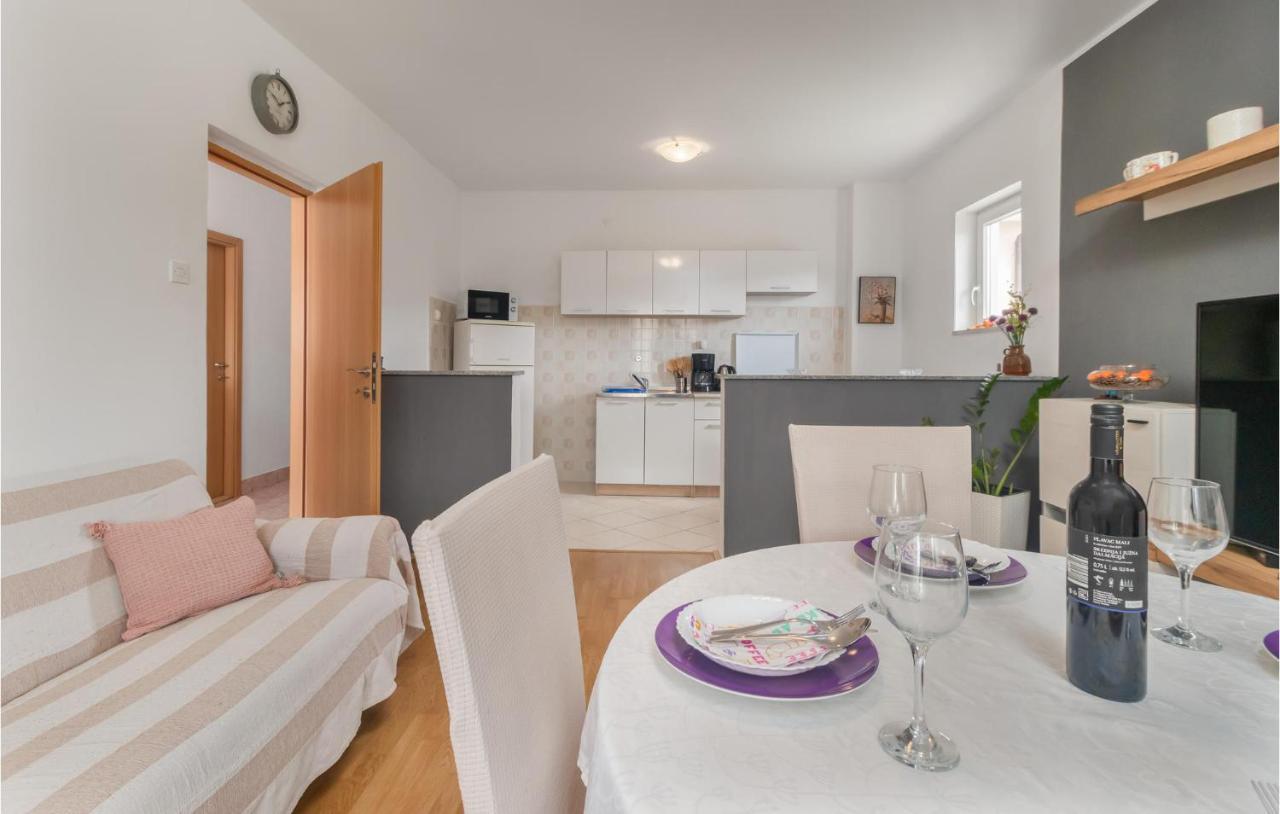 2 Bedroom Stunning Apartment In Novi Vinodolski Bagian luar foto
